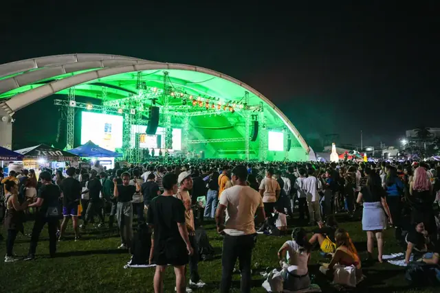 Howlers Manila main stage lit in green with a packed crowd
